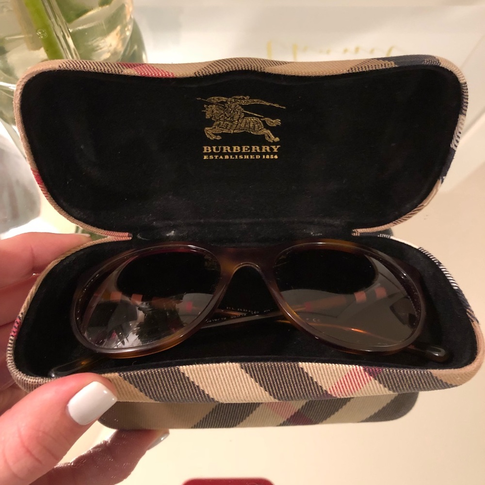 Burberry sunglasses - Picture 6 of 7